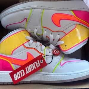 Air Jordan 1 MID SE GS 'EdgeGlow' size YOUTH 5. Fits like a women's size 6.